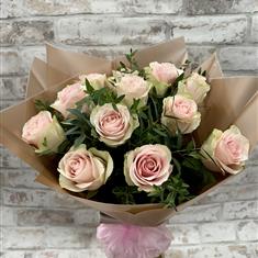 12 Pink Roses Hand Tie