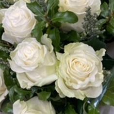 6 White Roses Hand Tie