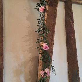 fwthumb42wedding-barn-flowers.jpg